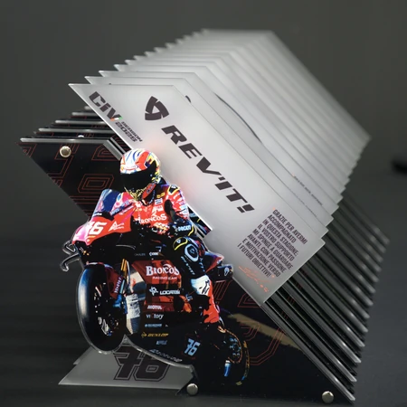 Gadget in materiale plastico raffigurante un pilota che esegue un'impennata, il numero del pilota e un messaggio di ringraziamento al team