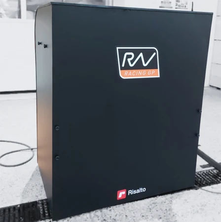 Copertura modulare in Dibond® che racchiude una lavapezzi industriale, per motivi estetici e di branding del cliente