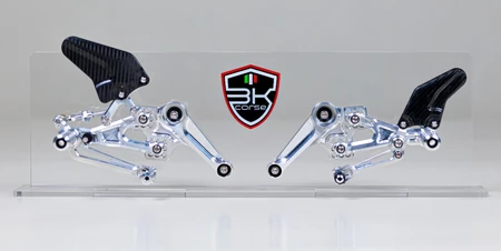 Espositore in plexiglass trasparente realizzato da Risalto, su cui sono montate delle pedane motociclistiche alleggerite e regolabili