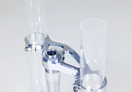 Piastra di sterzo motociclistica realizzata da un cliente, montata su forcelle e cannotto di sterzo in plexiglass realizzati da Risalto