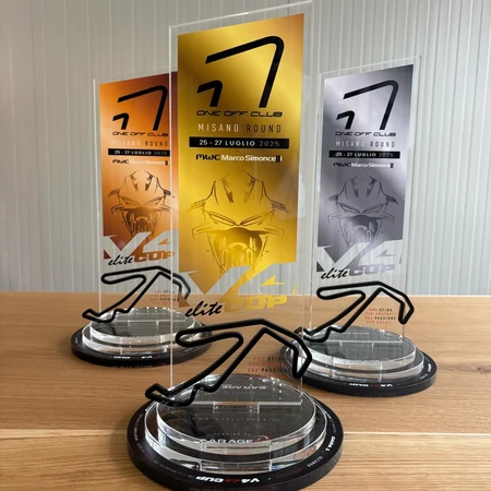 Trofei personalizzati "V4 Elite Cup "color oro, argento e bronzo, in plexiglass con stampe, con affisso il modello 3D del circuito di Misano