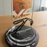 Dettaglio della base a gradini concentrici e del modello del circuito di Misano su un trofeo "V4 Elite Cup "per il terzo posto